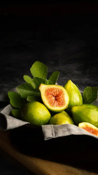 Still life of basket of whole figs with one open - Screenshot 1