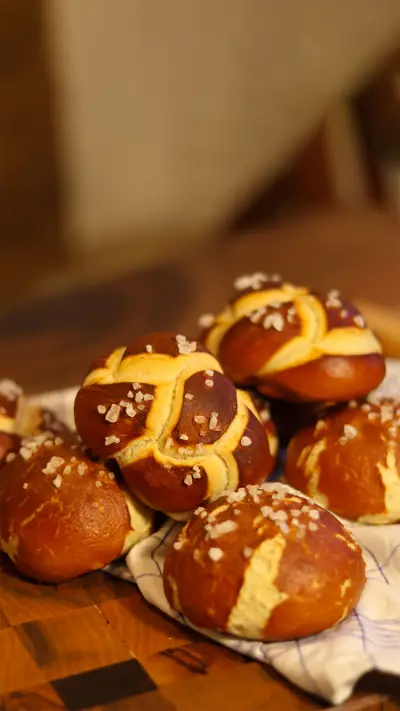 Irresistibly colored pretzel bread - Screenshot 1