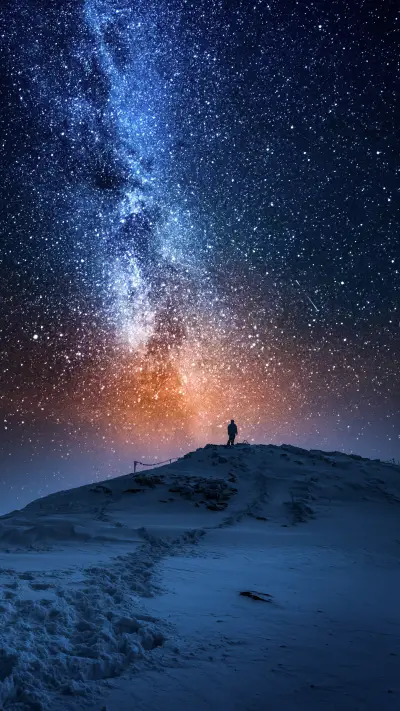 The eye of the galaxy hangs in the night sky - Screenshot 1