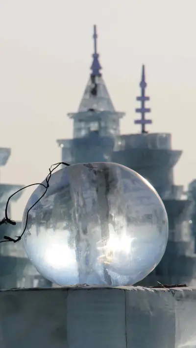 Extremely cold ice sculpture