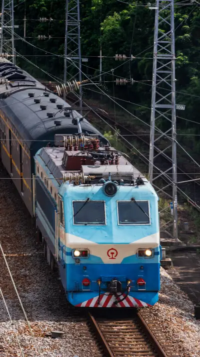 A journey on the green-skin train in Shenzhen WALLPAPER for Xiaomi MIUI HyperOS