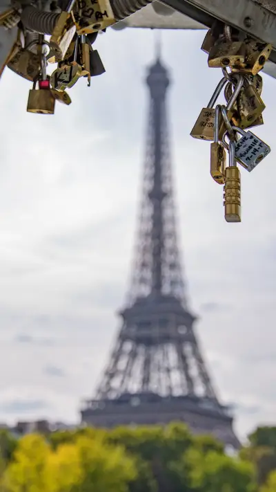 lock-key-seine-eiffel-597044