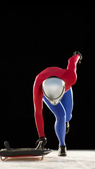 Woman preparing to race on skeleton sled - Screenshot 1