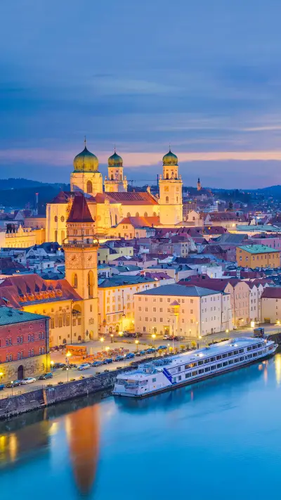 Passau skyline during twilight blue hour, Bavaria, Germany - Screenshot 1