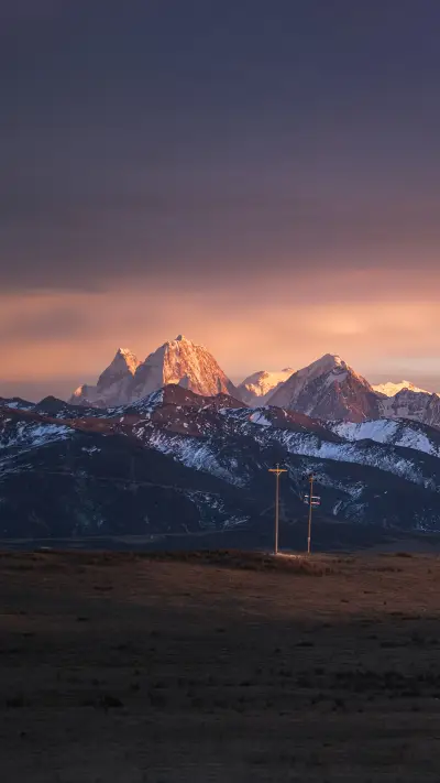 The snow capped mountains at sunset - Screenshot 1