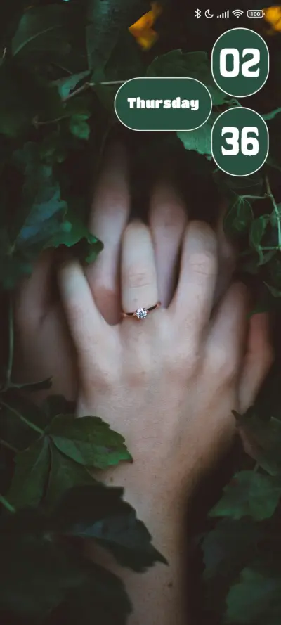 Holding Hand - Screenshot 1