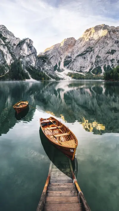 Boats in Beautiful Lake - Screenshot 1