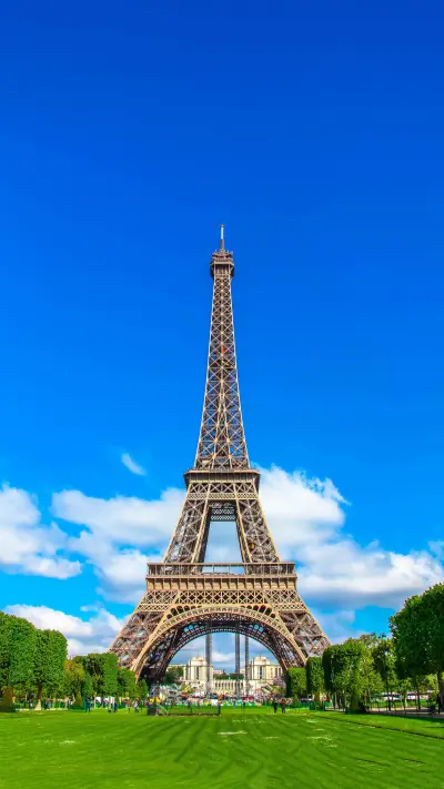 The eiffel tower caught fire