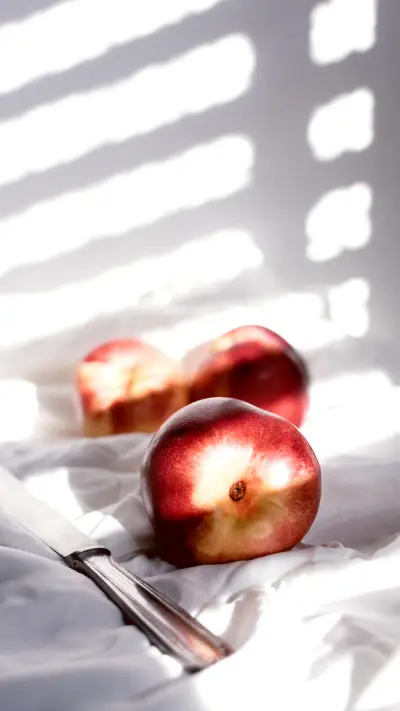 Three fruits on the bed - Screenshot 1