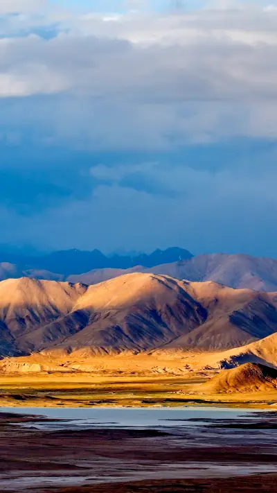 A picturesque sunset in the valley of the mountainous