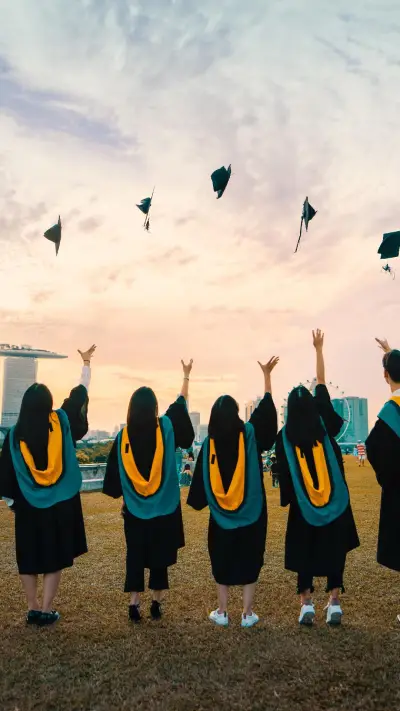 photo-1541339907198-e08756dedf3f