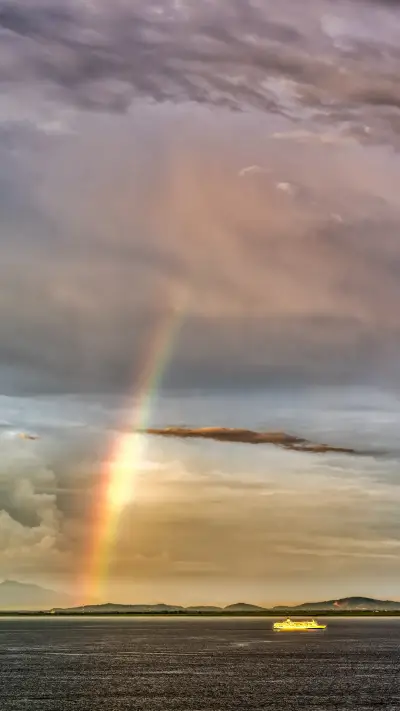 Rainbow on the sea at sunset - Screenshot 1