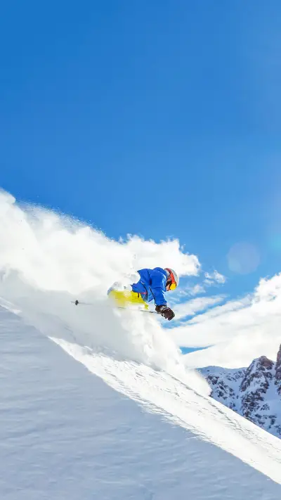 Skier running downhill on piste in Alpine landscape - Screenshot 1