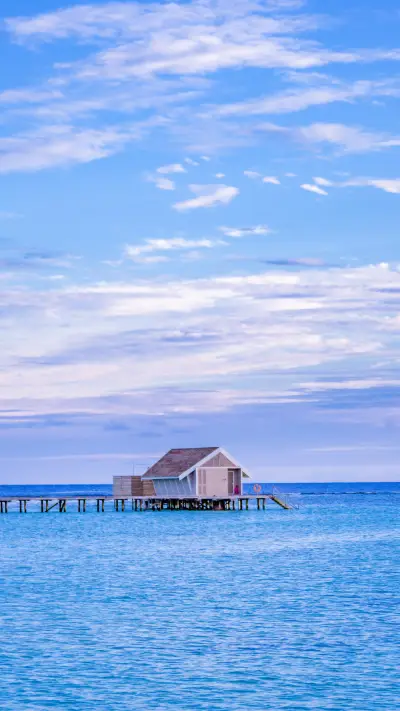 Romantic water villas in Maldives island under sunset light - Screenshot 1