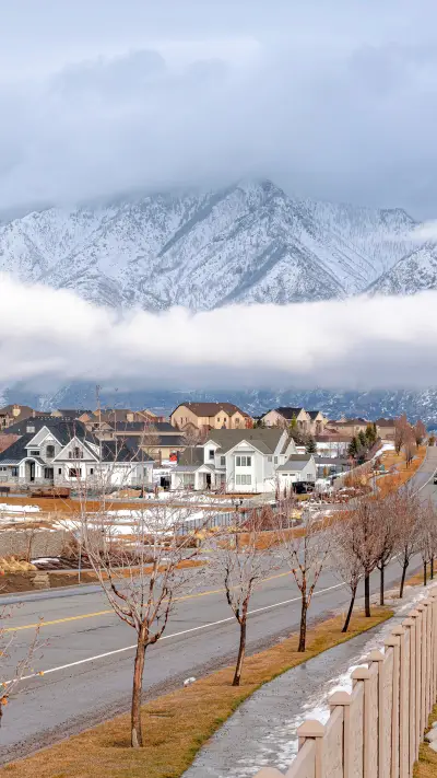 Lodge under the mountain