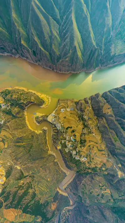 Join hands in a total of 61