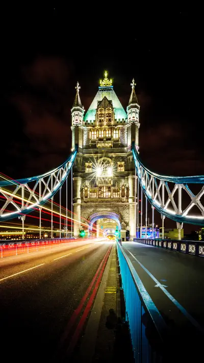 Traffic lights on tower bridge london england uk - Screenshot 1