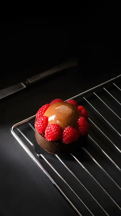 Dark mood raspberry tartlet photography - Screenshot 1