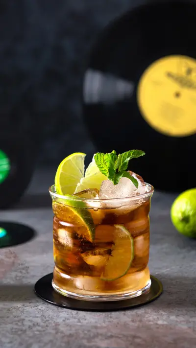 Cuba Libre drink with lime and ice - Screenshot 1