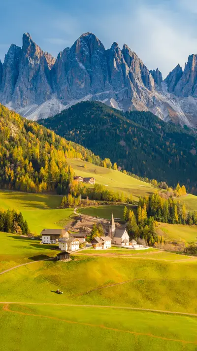 Beautiful view of idyllic mountain scenery in Italy - Screenshot 1