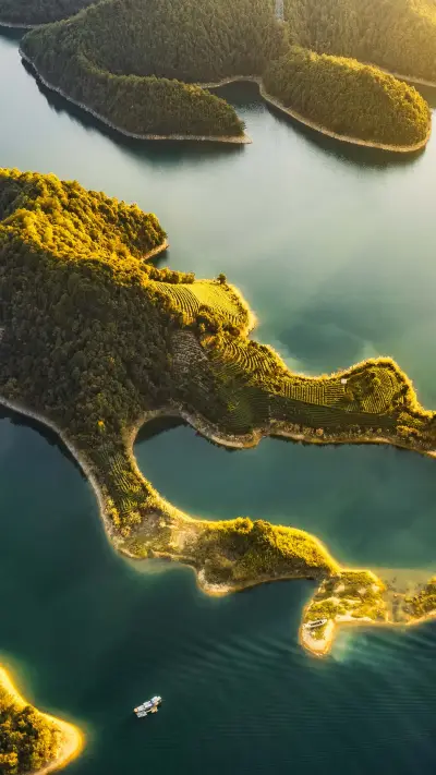 The emerald rippling with blue waves