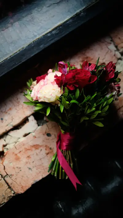 Close-up of wedding bouquet - Screenshot 1