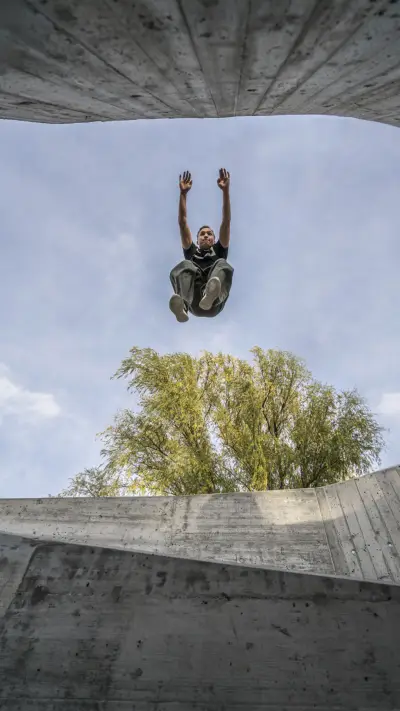 Handsome Man Parkour Extreme Sport - Screenshot 1