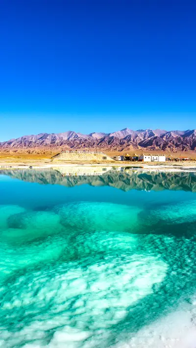 Blue lake water, comfortable travel - Screenshot 1