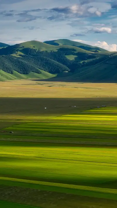 Scenic views of the Italian countryside and mountain ranges - Screenshot 1