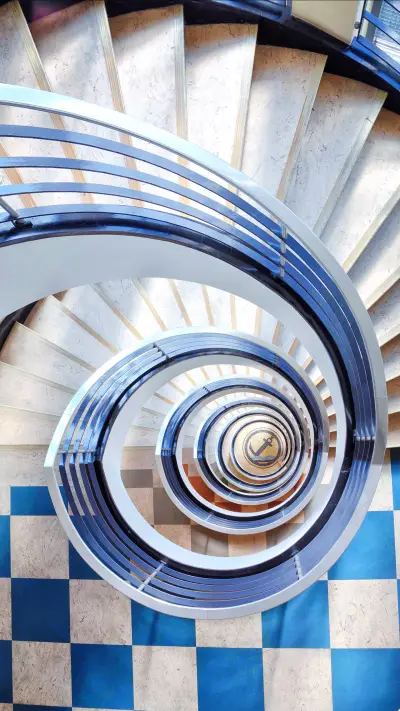 Cool in one second photographer turns spiral staircase - Screenshot 1
