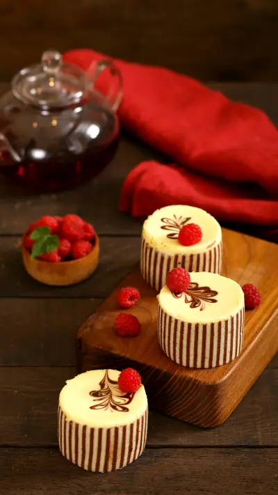 Three chocolate cake with fresh raspberries - Screenshot 1