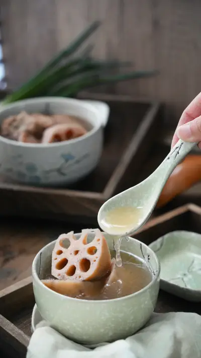 Teach you how to make authentic pork ribs and lotus root