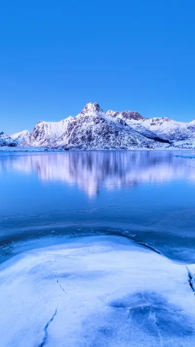 Mountain ridge and reflection on the lake surface - Screenshot 1