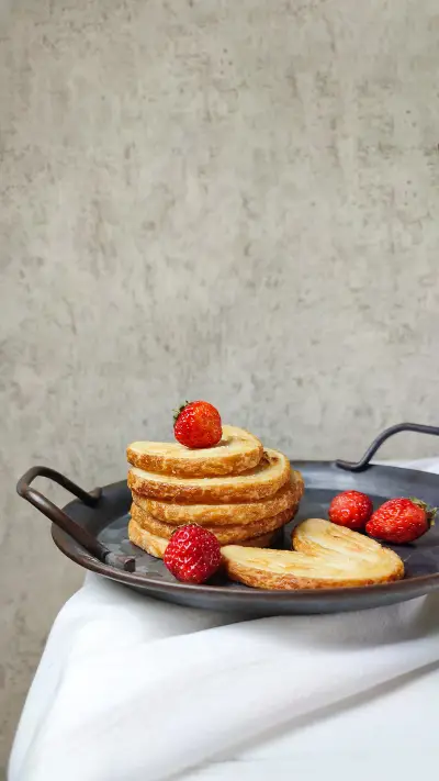 Baked dry pastry with a sweet and crunchy taste